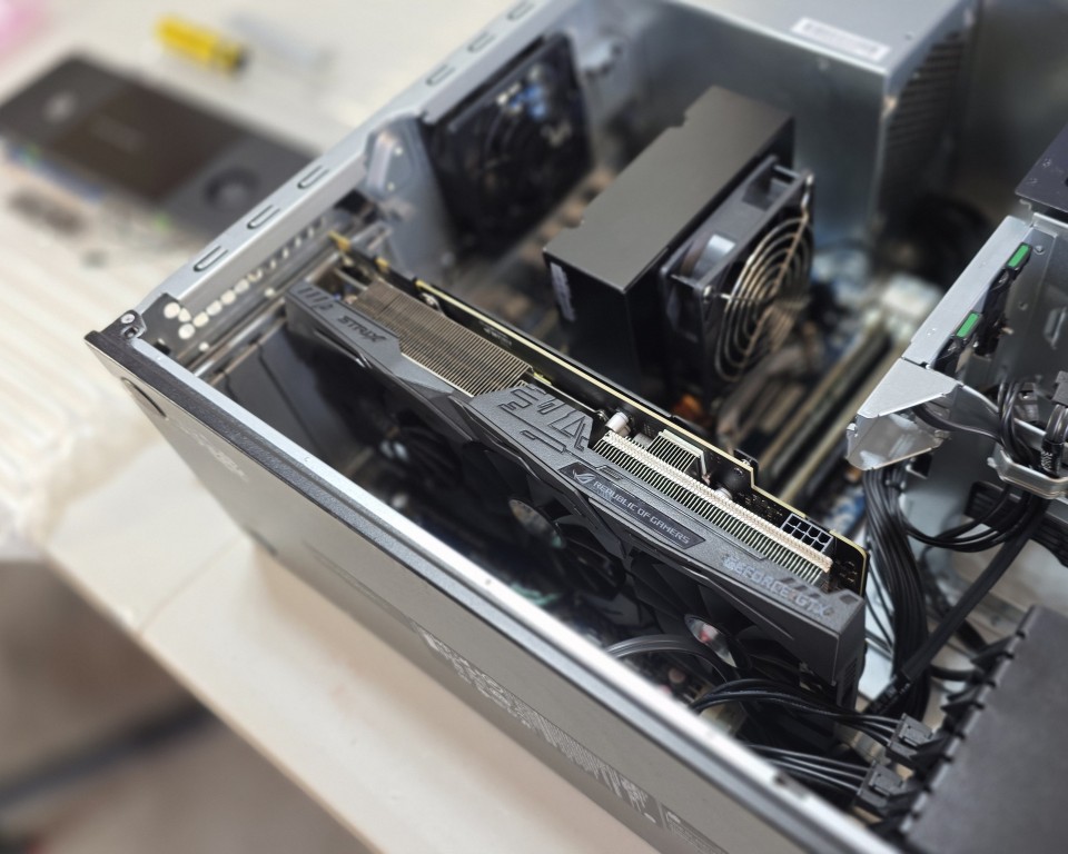ASUS ROG Strix GTX 1070 Ti installed
