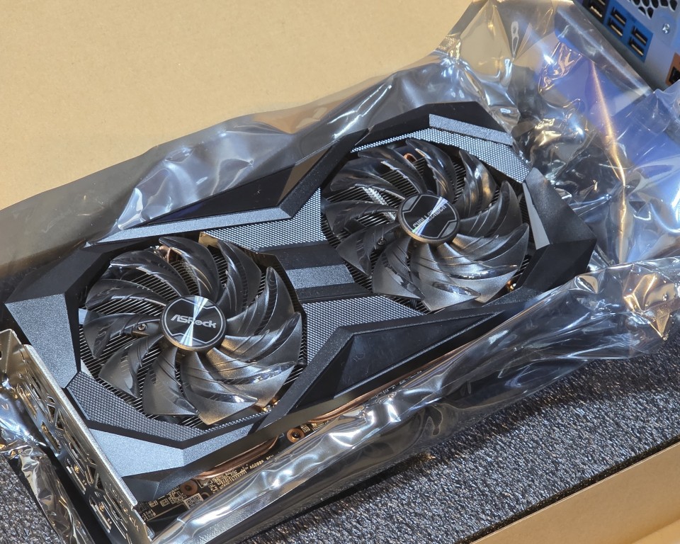 ASRock Challenger D RX 6600 XT in box